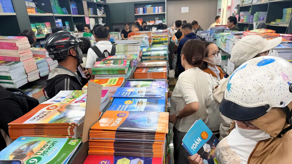 Trưa 15-9, nhiều phụ huynh vẫn tìm mua SGK cho con tại trụ sở NXBGDVN tại TPHCM (số 231 Nguyễn Văn Cừ, phường Chợ Quán). Ảnh: HOÀNG HÙNG
