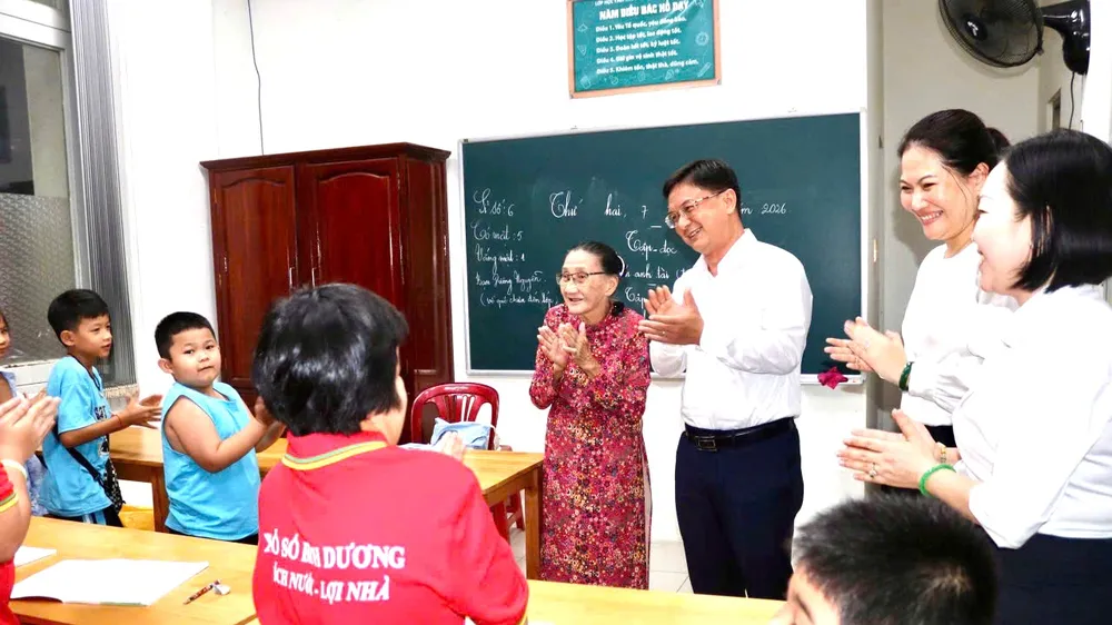 Phó Chủ tịch UBND TPHCM Nguyễn Mạnh Cường thăm một lớp học tình thương trên địa bàn phường Thủ Dầu Một, TPHCM