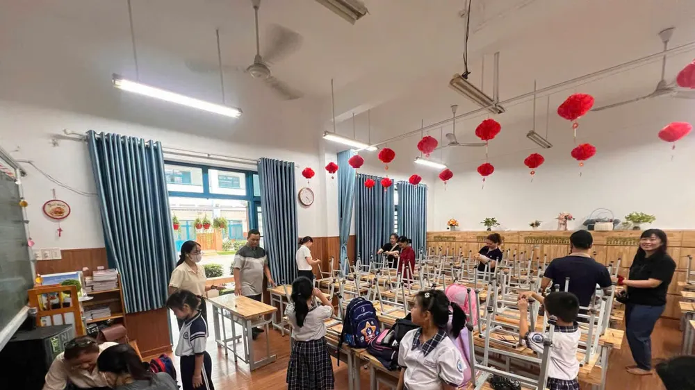 Phụ huynh học sinh lớp 2/4, Trường Tiểu học Chi Lăng (phường Thông Tây Hội, TPHCM) bọc chân bàn, chân ghế giúp học sinh có môi trường học tập an toàn.