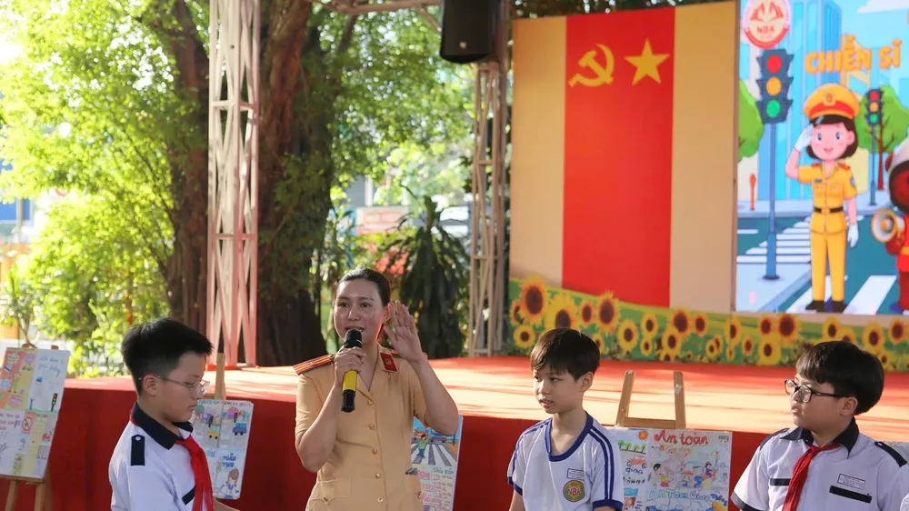 Học sinh Trường Tiểu học Nguyễn Bỉnh Khiêm (phường Sài Gòn) tham gia chuyên đề về an toàn giao thông