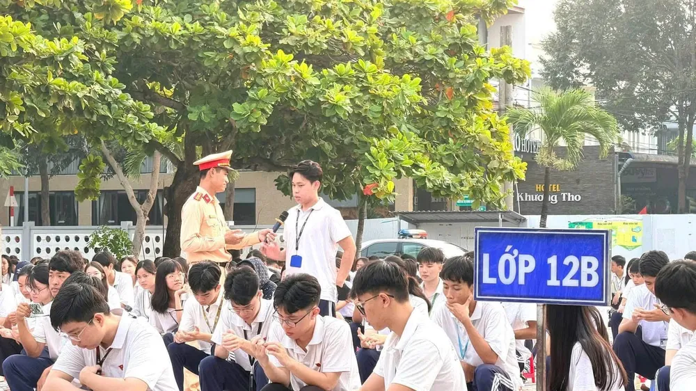 Học sinh TPHCM tìm hiểu về việc chấp hành an toàn giao thông trên đường đến trường