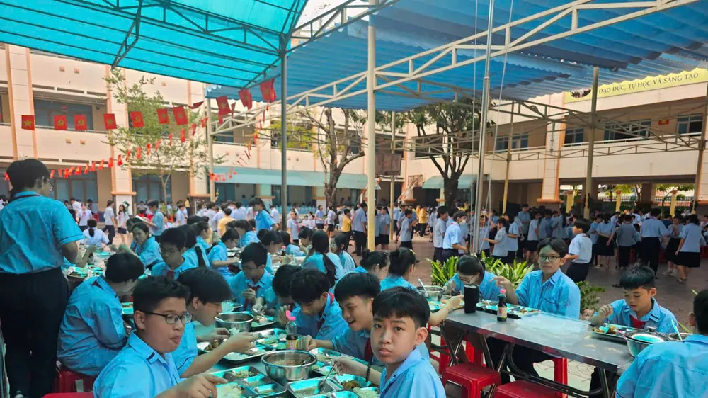 Học sinh Trường THCS Hồ Văn Long (phường Bình Tân) trở lại ăn bán trú sau 3 ngày tạm ngưng do bữa ăn kém chất lượng