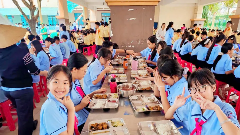 Học sinh Trường THCS Hồ Văn Long (phường Bình Tân, TPHCM) trở lại ăn bán trú từ ngày 18-9