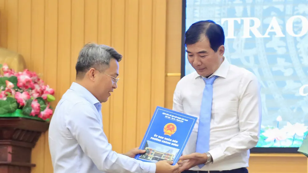Ông Vương Chí Hùng, Phó Chủ tịch UBND phường Chánh Hưng nhận quyết định tiếp nhận và bổ nhiệm chức vụ Trưởng phòng Kế hoạch tài chính (Sở GD-ĐT TPHCM)