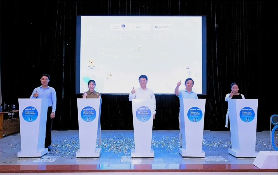 Ban tổ chức bấm nút phát động Cuộc thi Canva Creative Challenge với chủ đề “Đánh thức năng lực số - Hành trình làm chủ tương lai”
