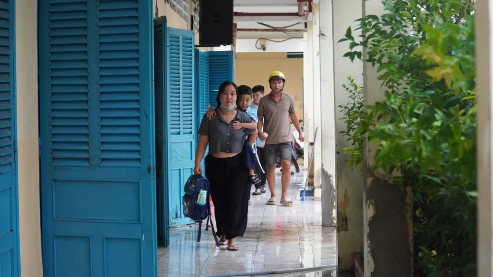 Học sinh Trường Tiểu học Bình Triệu (phường Hiệp Bình, TPHCM) chờ vào lớp do phòng học bị ảnh hưởng bởi nước ngập