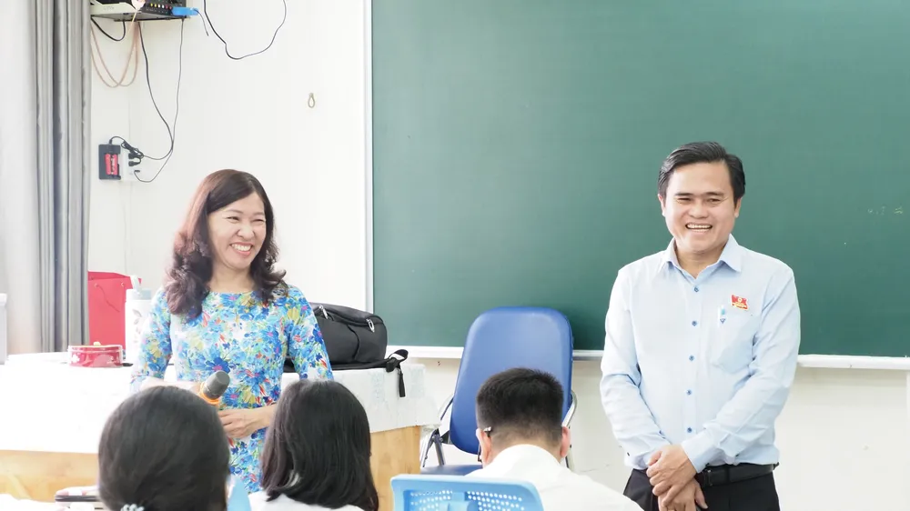 Trưởng Ban Văn hóa - Xã hội (HĐND TPHCM) Cao Thanh Bình tham quan một giờ học của học sinh Trường Tiểu học - THCS - THPT Nam Sài Gòn