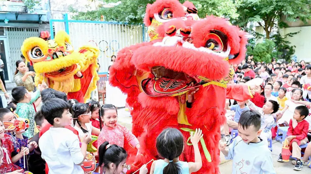 Học sinh Trường Tiểu học Nguyễn Huệ (phường Bến Thành) tham gia hoạt động vui trung thu