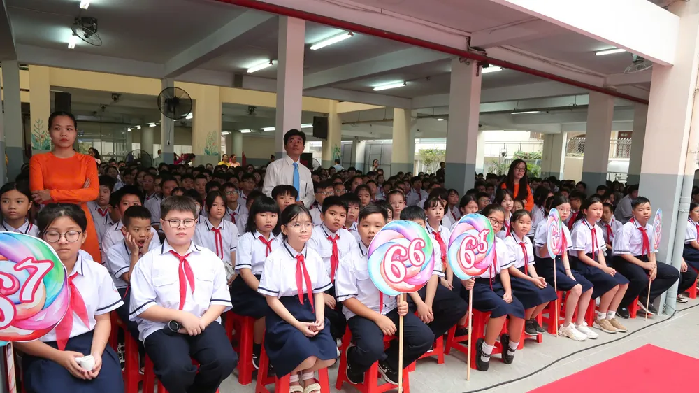 Học sinh Trường THCS Nguyễn Du (phuờng Bến Thành) tham dự lễ khai giảng năm học 2026-2027