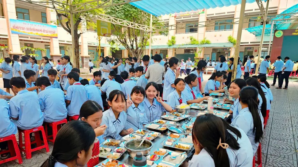 Học sinh Trường THCS Hồ Văn Long (phường Bình Tân) trong giờ ăn trưa