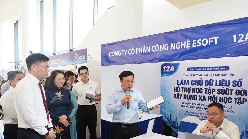 Phó Chủ tịch UBND TPHCM Trương Minh Huy Vũ cùng đại diện các sở, ban, ngành tham quan gian hàng về giải pháp công nghệ