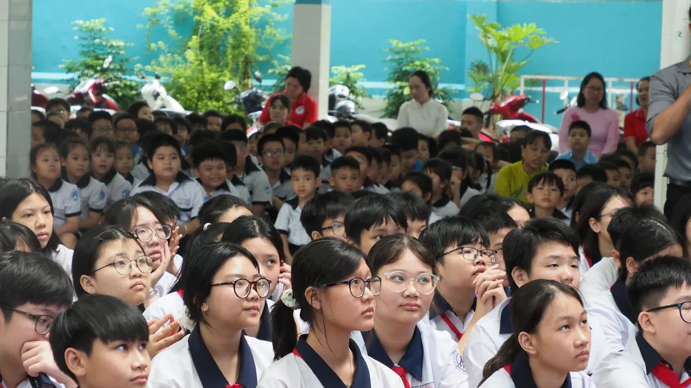 Học sinh Trường Tiểu học - THCS Tân Định (phường Tân Định) trong một hoạt động ở sân trường. Đây là một trong những trường liên cấp sau sắp xếp cơ sở giáo dục