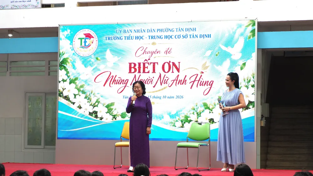Nguyên Phó Chủ tịch nước CHXHCN Việt Nam Trương Mỹ Hoa chia sẻ với học sinh tại buổi nói chuyện chuyên đề "Biết ơn những người nữ anh hùng"