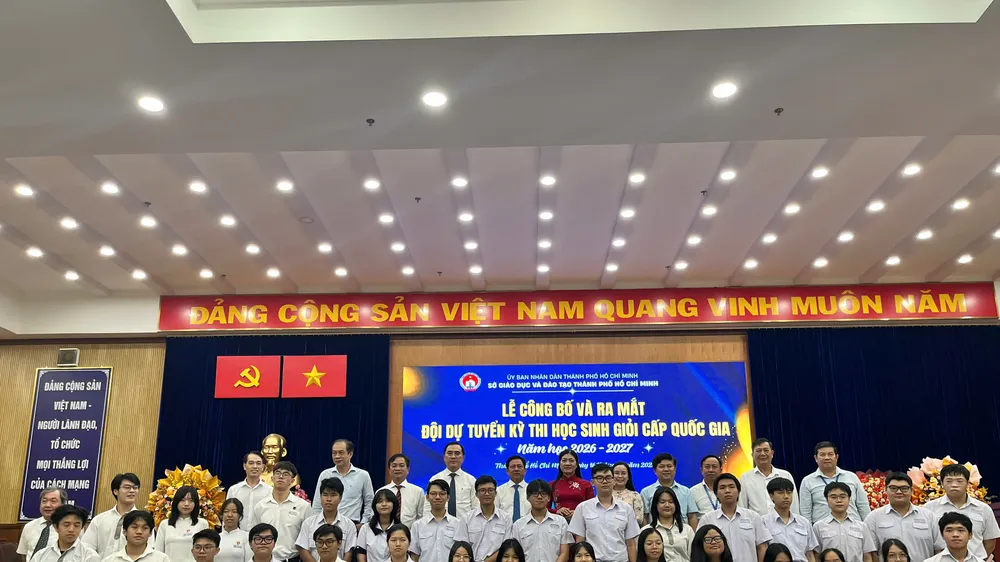 Lãnh đạo Sở GD-ĐT TPHCM chụp hình cùng đội dự tuyển ở các môn học tham gia kỳ thi học sinh giỏi quốc gia năm học 2026-2027