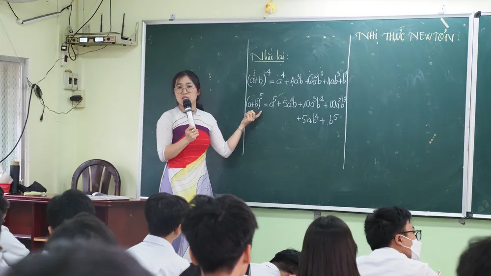Giáo viên Trường THPT Ernst Thalmann (phường Bến Thành) trong một giờ lên lớp