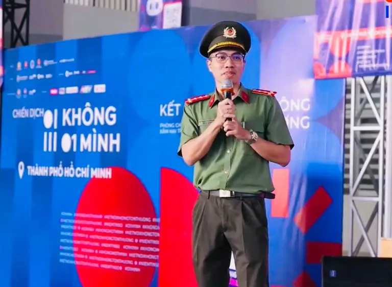 Đại úy Lê Ngọc Khánh, báo cáo viên Phòng An ninh mạng, Công an TPHCM, phát biểu tại lễ phát động Chiến dịch “Không một mình - Kết nối không tổn thương” diễn ra tại Trường Tiểu học - THCS - THPT Nam Sài Gòn (phường Tân Mỹ) vào sáng 26-10