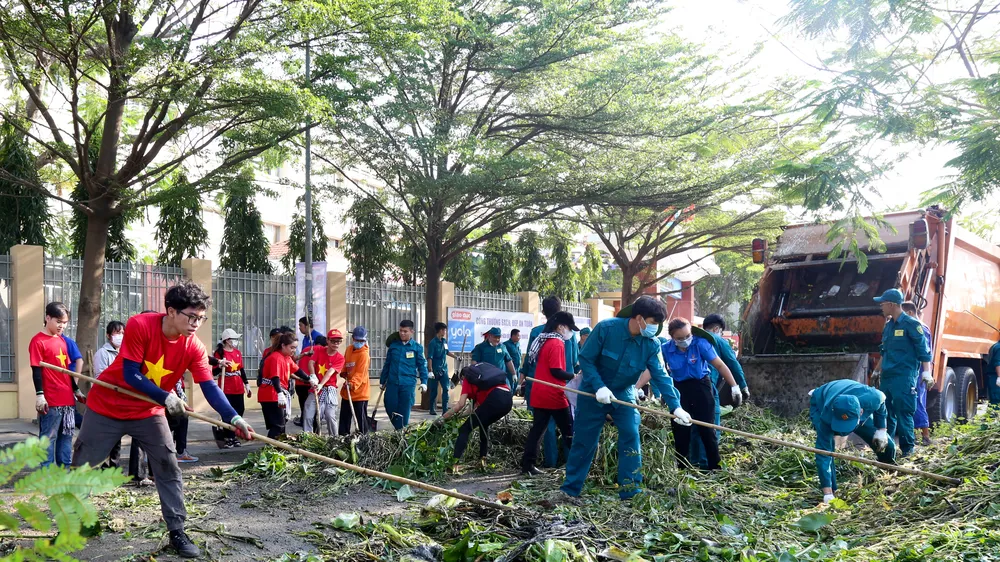 Hơn 1.000 đoàn viên, thanh niên ra quân dọn vệ sinh Rạch Lăng 2