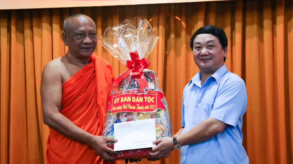 Chủ nhiệm Ủy ban Dân tộc Hầu A Lềnh chúc tết Chôl Chnăm Thmây tại TPHCM