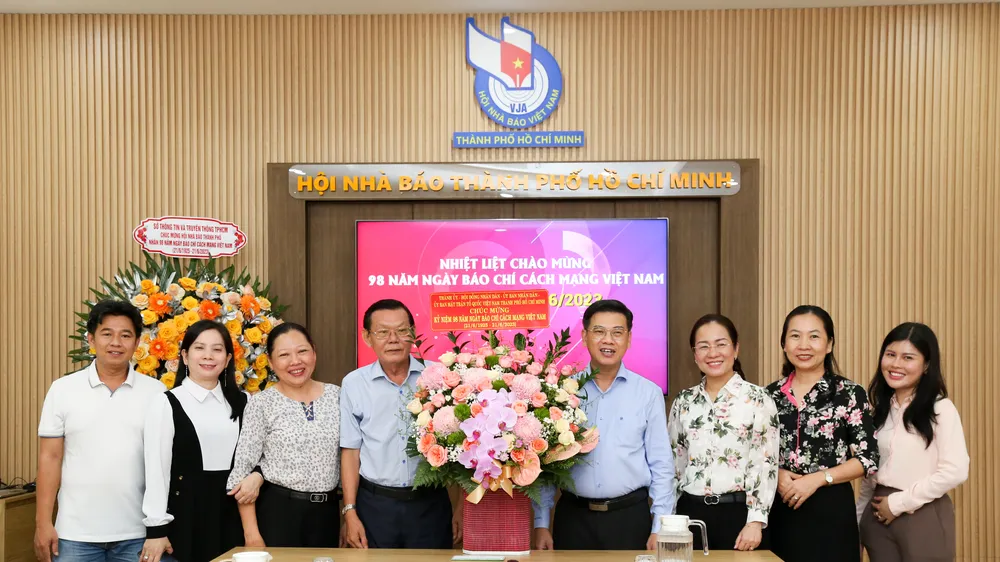Đoàn đại biểu tặng hoa chúc mừng Hội Nhà báo TPHCM. Ảnh: THẢO LÊ 