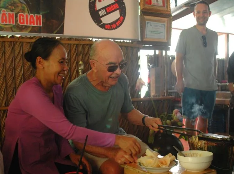 Tỷ phú Joe Lewis ấn tượng với bánh dân gian miền Tây