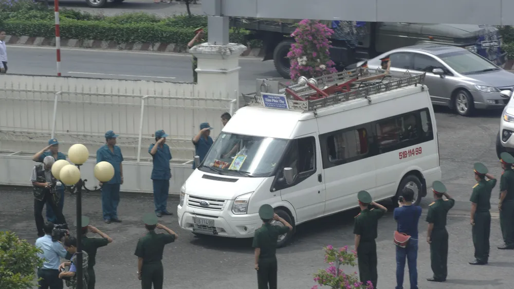 Người dân Đồng Tháp đẫm nước mắt viếng Anh hùng phi công Nguyễn Văn Bảy