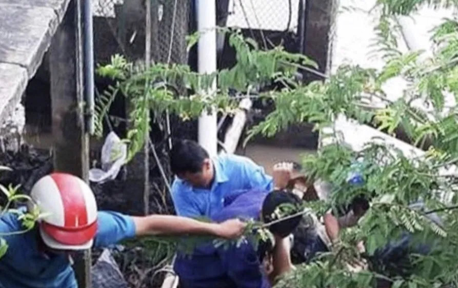 Sửa máy bơm nước, 2 người chết, 3 người bị thương