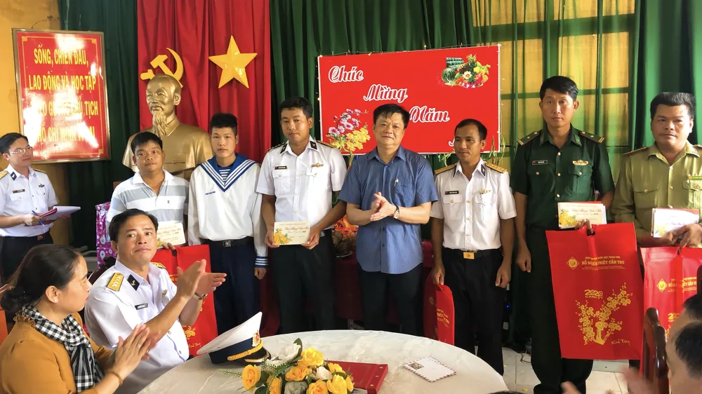 Chúc tết cán bộ chiến sĩ tại đảo Hòn Khoai