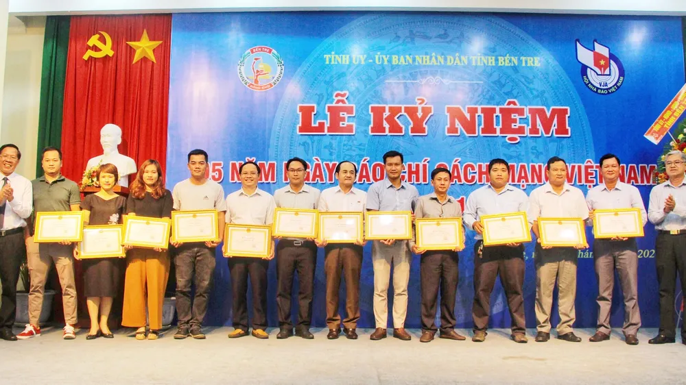 2 cán bộ, phóng viên Báo SGGP được Chủ tịch UBND tỉnh Bến Tre tặng bằng khen
