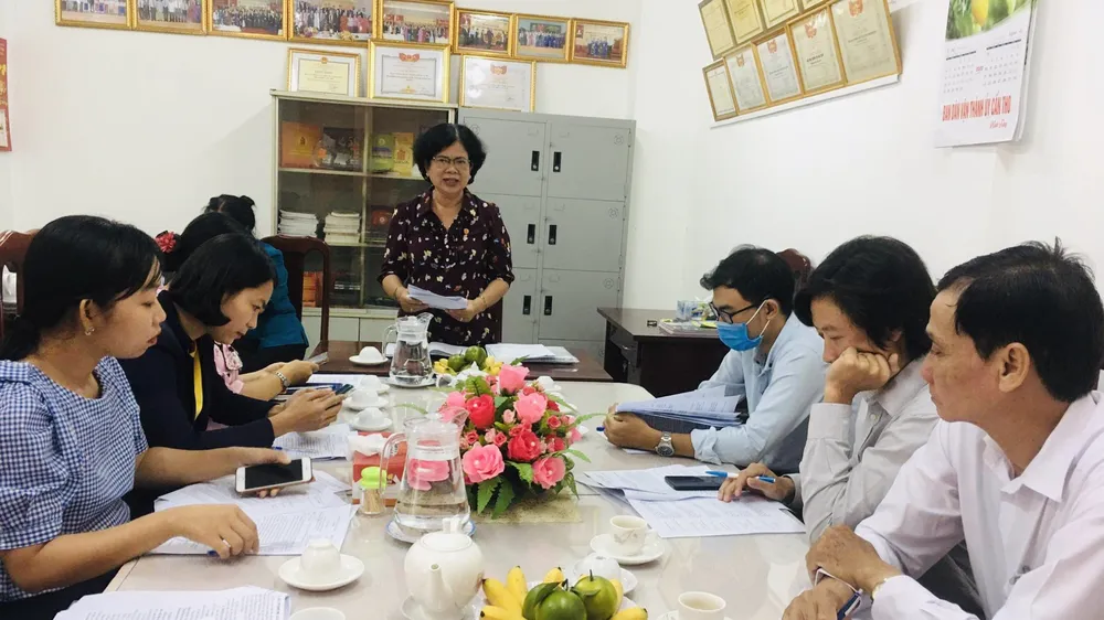 Bà Võ Thị Thanh Nga, Chủ tịch Hội NNCĐDC/DIOXIN TP Cần Thơ thông tin với báo chí về thể lệ tham dự giải, cơ cấu giải thường