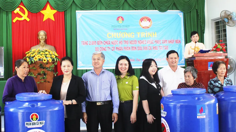 Trao tặng 2.000 bồn nước cho người dân vùng hạn mặn Bến Tre