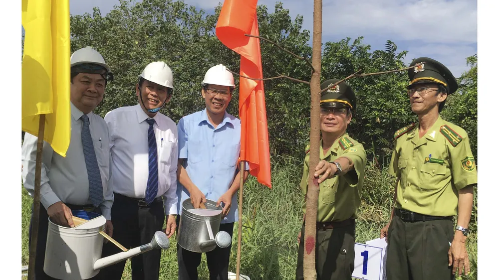 Phó Thủ tướng Thường trực Chính phủ dự lễ phát động trồng 10 triệu cây xanh tại Bến Tre ​