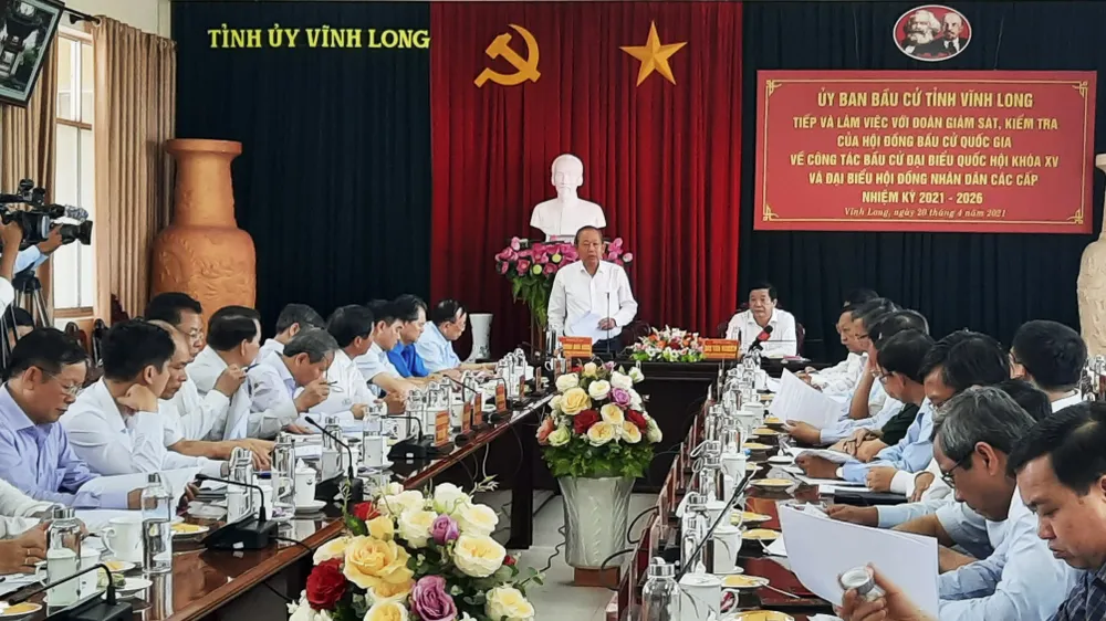Phó Thủ tướng Thường trực Trương Hòa Bình kiểm tra công tác bầu cử tại Vĩnh Long