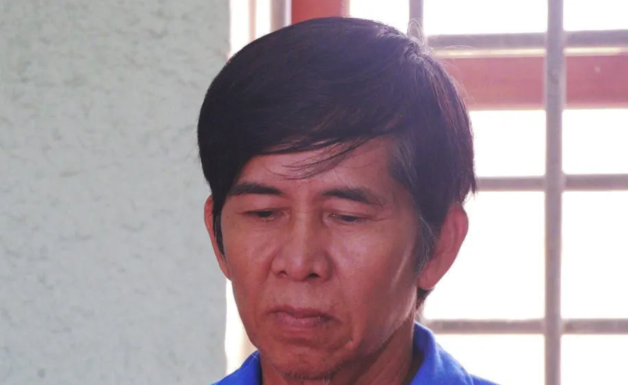Trốn truy nã mà còn đi trộm sà lan