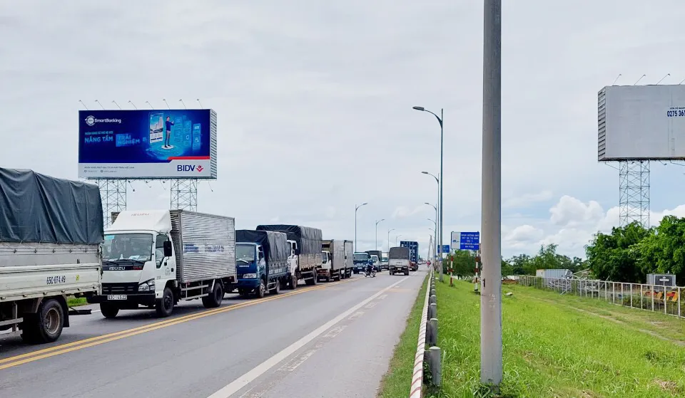 Xe qua cầu Rạch Miễu ùn ứ kéo dài một chiều từ Tiền Giang về Bến Tre