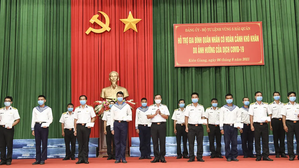 Vùng 5 Hải quân tặng quà cho các gia đình quân nhân có hoàn cảnh khó khăn