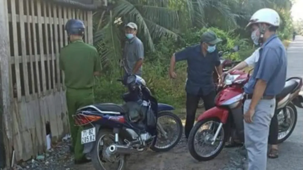 Tổ công tác xã Châu Hòa kiểm tra người dân trên địa bàn khi đang triển khai thực hiện Chỉ thị 16