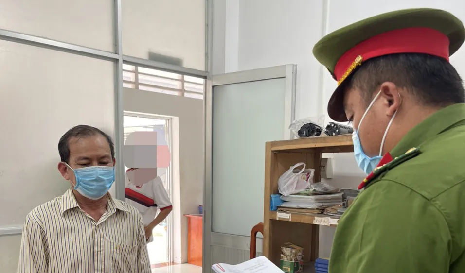 Bắt tạm giam “ông ngoại hờ” hiếp dâm cháu gái