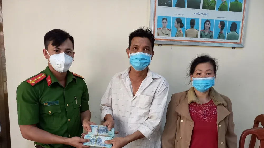 Anh xe ôm nhặt 100 triệu đồng trả lại người bị mất​​ ​