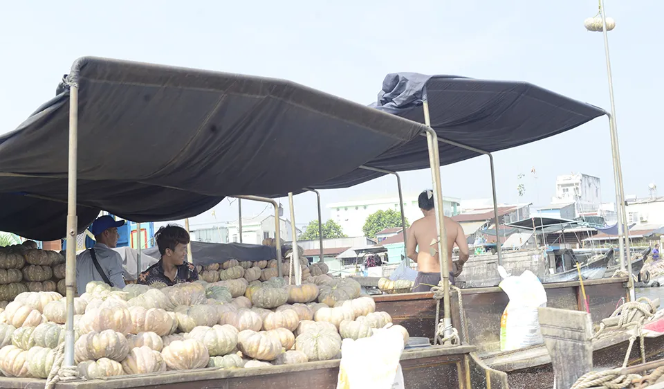 Dân thương hồ giữa vòng vây xăng dầu