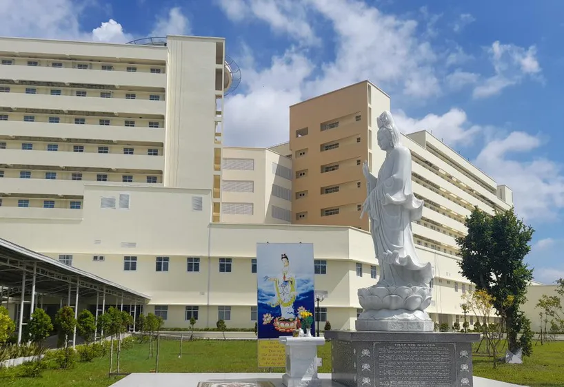 Tượng phật trong khuôn viên BVĐK tỉnh Trà Vinh