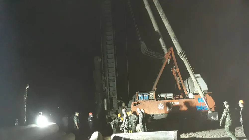 Lực lượng Công binh thực hành để tính toán thời gian và phương án cắt ra sao vừa nhanh vừa đảm bảo không phạm vào người