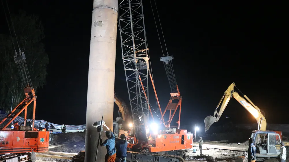 Phương án nhổ trụ bê tông sâu 35m phải qua 11 bước