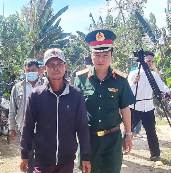 Thiếu tướng Nguyễn Minh Triều động viên tinh thần ba bé H.N.