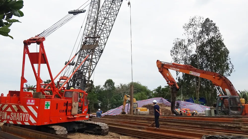 Cẩu 80 tấn bị trục trặc ống dẫn dầu, đơn vị đã điều thợ đến sửa chữa