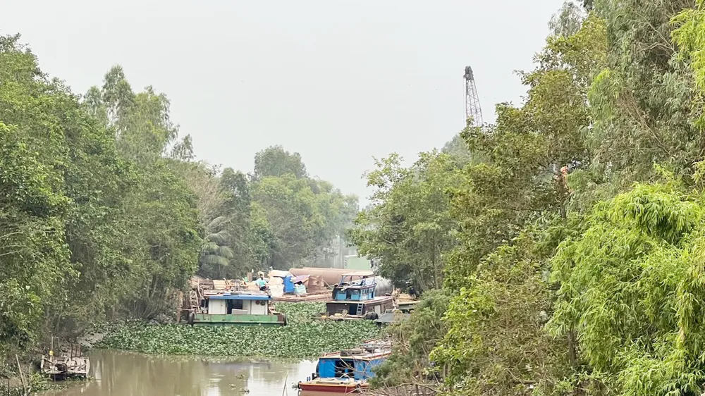 Thời tiết tốt nên không ảnh hưởng đến công tác cứu hộ, đồng thời cầu 80 tấn cũng đã đến được hiện trường phục vụ công tác cứu hộ