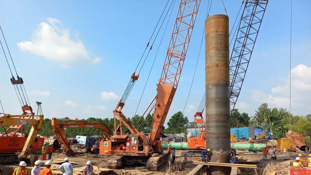 Sẵn sàng lấy 2 trụ còn lại lên mặt đất