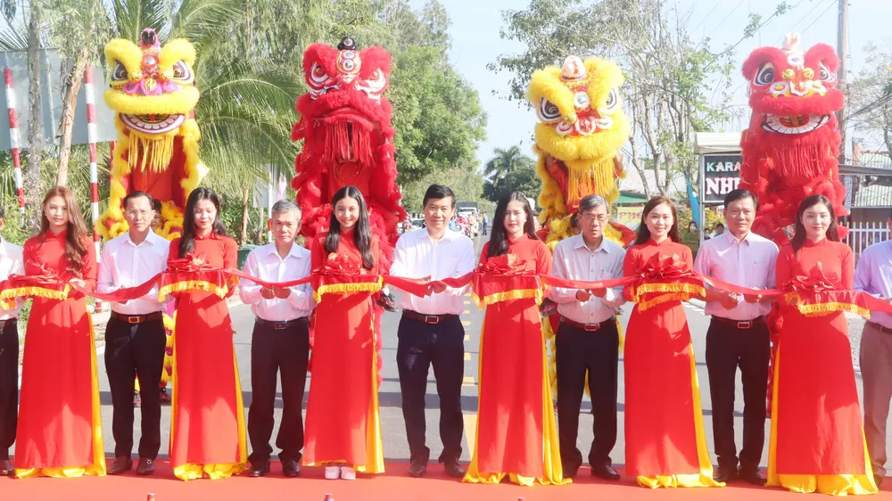 Các đại biểu thực hiện nghi thức cắt băng khánh thành