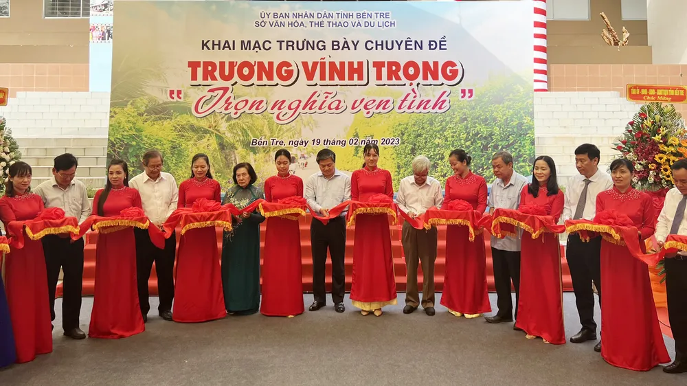 Các đại biểu cắt băng khai mạc trưng bày chuyên đề “Trương Vĩnh Trọng - Trọn nghĩa vẹn tình”