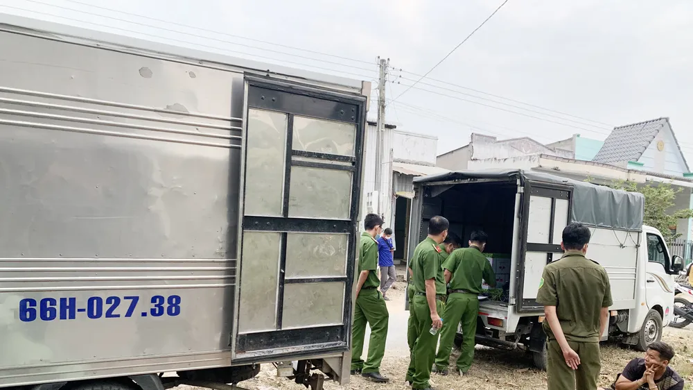 Hai xe tải đang đậu trước nhà ông Nhà. Ảnh: CTV