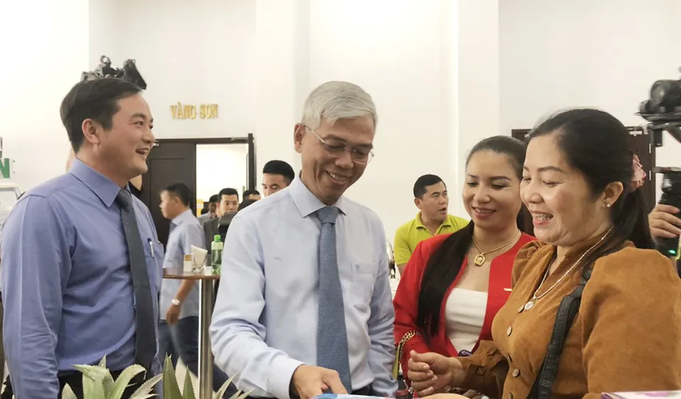 Phó Chủ tịch UBND TPHCM Võ Văn Hoan trao đổi với các nhà phân phối, hợp tác xã của khu vực ĐBSCL bên lề hội nghị. Ảnh: TÍN HUY